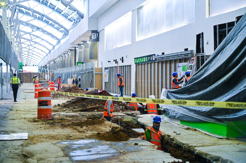 Aeropuerto Internacional de Ciudad de México se remodela a marchas forzadas rumbo al Mundial 2026. Trabajadores cambian tuberías del drenaje en la zona del pasillo principal de la Terminal 1, el viernes 10 de octubre de 2025. Aeropuerto Internacional de Ciudad de México se remodela a marchas forzadas rumbo al Mundial 2026. Trabajadores cambian tuberías del drenaje en la zona del pasillo principal de la Terminal 1, el viernes 10 de octubre de 2025.