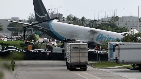 Un avión de carga de Amazon se incendia en el aeropuerto de Miami: mueren cinco personas Un avión de carga de Amazon se incendia en el aeropuerto de Miami: mueren cinco personas