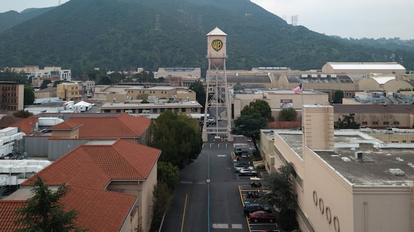 Presidente de la FCC ve “preocupaciones de competencia” en el acuerdo Netflix-Warner Presidente de la FCC ve “preocupaciones de competencia” en el acuerdo Netflix-Warner