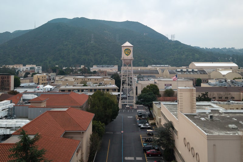 Presidente de la FCC ve “preocupaciones de competencia” en el acuerdo Netflix-Warner. Presidente de la FCC ve “preocupaciones de competencia” en el acuerdo Netflix-Warner.