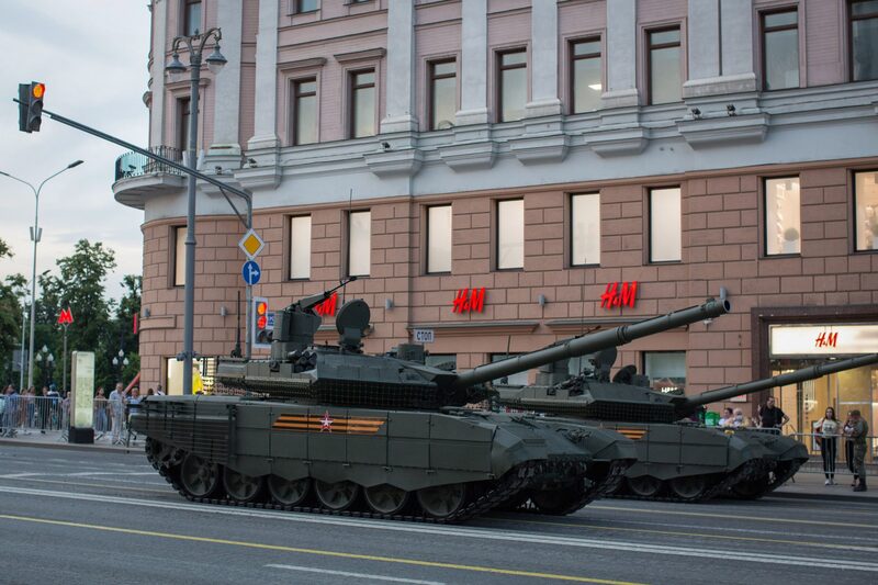 Un par de tanques T-90 pasan por delante de una tienda de Hennes & Maurtiz AB (H&M) durante un ensayo del Día de la Victoria en Moscú, Rusia, el miércoles 17 de junio de 2020 Un par de tanques T-90 pasan por delante de una tienda de Hennes & Maurtiz AB (H&M) durante un ensayo del Día de la Victoria en Moscú, Rusia, el miércoles 17 de junio de 2020
