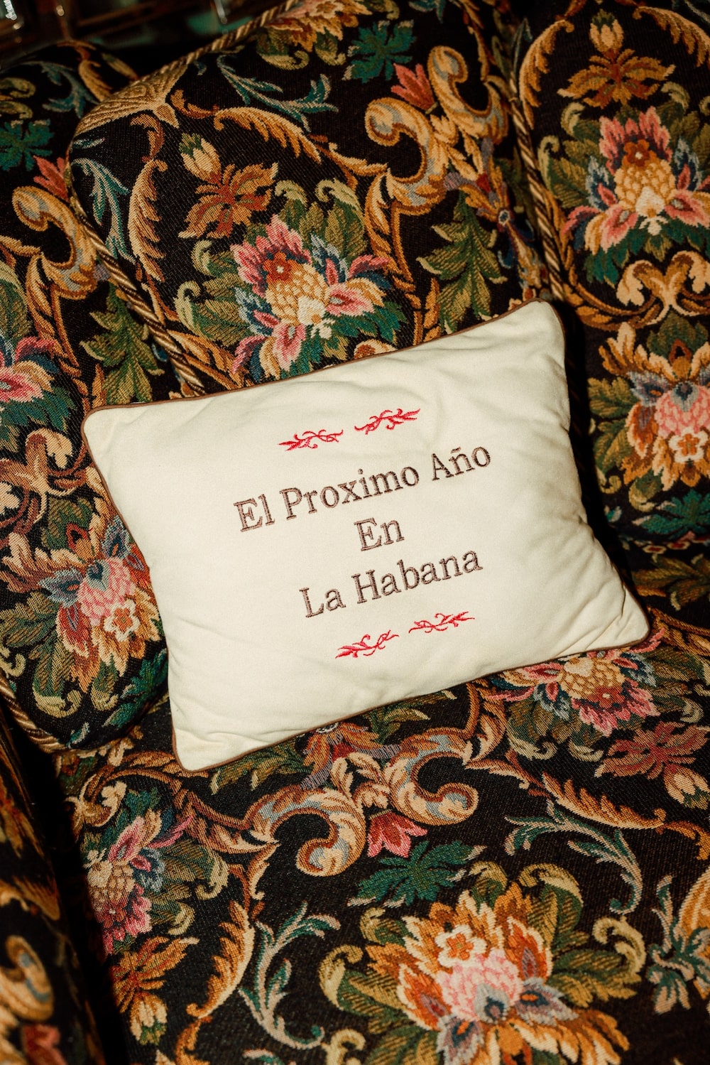 Una almohada en la casa de Carlos Saladrigas reza. Fotógrafo: Ysa Pérez/Bloomberg. Una almohada en la casa de Carlos Saladrigas reza. Fotógrafo: Ysa Pérez/Bloomberg.