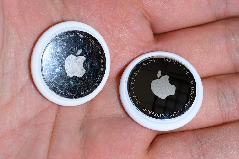 La mejor manera de identificar el AirTag de segunda generación es buscar el texto en mayúsculas en la parte posterior. Fotógrafo: Chris Welch/Bloomberg La mejor manera de identificar el AirTag de segunda generación es buscar el texto en mayúsculas en la parte posterior. Fotógrafo: Chris Welch/Bloomberg