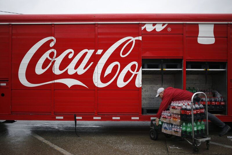 Un conductor de camión de reparto descarga refrescos de Coca-Cola Co. en Frankfort, Kentucky, EE.UU. Un conductor de camión de reparto descarga refrescos de Coca-Cola Co. en Frankfort, Kentucky, EE.UU.