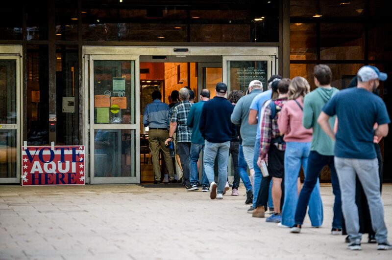 Votantes esperan en fila en un colegio electoral para las elecciones presidenciales de 2024 en Austin, Texas, EE.UU., el martes 5 de noviembre de 2024. Votantes esperan en fila en un colegio electoral para las elecciones presidenciales de 2024 en Austin, Texas, EE.UU., el martes 5 de noviembre de 2024.