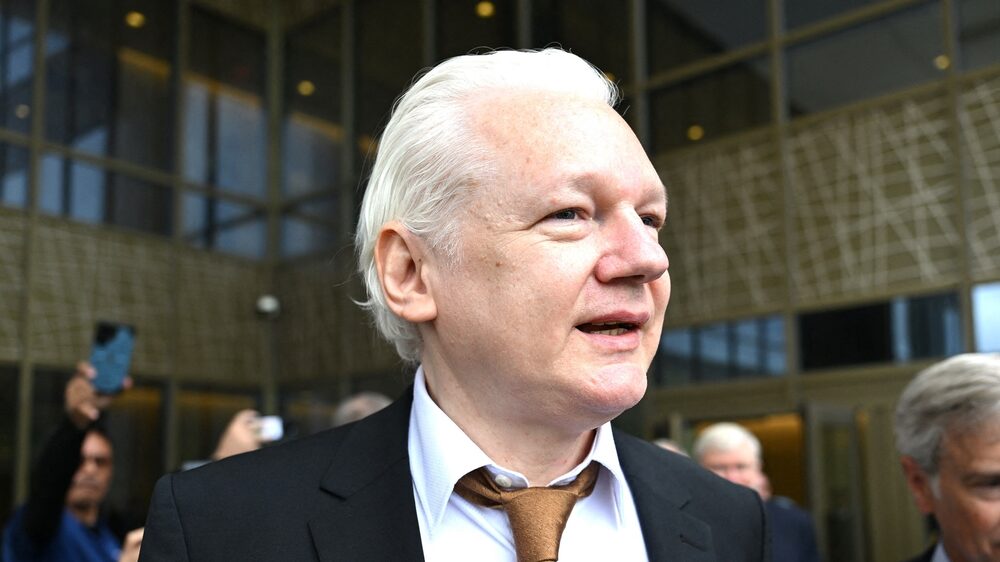 Julian Assange abandonó el Tribunal de Distrito de EE.UU. y se dirijió a las Islas Marianas del Norte, en Saipán, tras declararse culpable de filtrar secretos de seguridad nacional. Julian Assange abandonó el Tribunal de Distrito de EE.UU. y se dirijió a las Islas Marianas del Norte, en Saipán, tras declararse culpable de filtrar secretos de seguridad nacional.