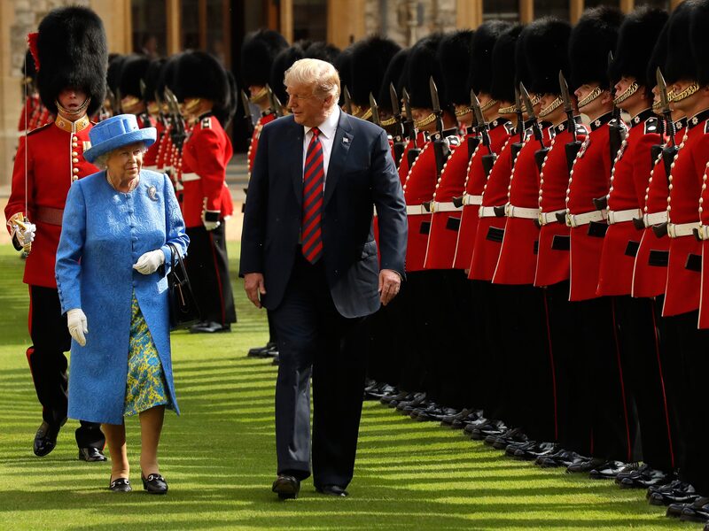 El presidente de los Estados Unidos, Donald Trump, y la reina Isabel II de Inglaterra inspeccionan una guardia de honor formada por los Coldstream Guards en el castillo de Windsor el 13 de julio de 2018 en Windsor, Inglaterra. El presidente de los Estados Unidos, Donald Trump, y la reina Isabel II de Inglaterra inspeccionan una guardia de honor formada por los Coldstream Guards en el castillo de Windsor el 13 de julio de 2018 en Windsor, Inglaterra.