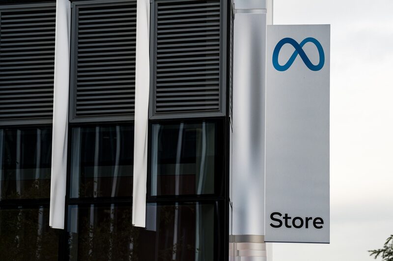 Cartel en el exterior de la tienda Meta en Burlingame, California, EE.UU., el jueves 2 de febrero de 2023. Fotógrafo: David Paul Morris/Bloomberg Cartel en el exterior de la tienda Meta en Burlingame, California, EE.UU., el jueves 2 de febrero de 2023. Fotógrafo: David Paul Morris/Bloomberg