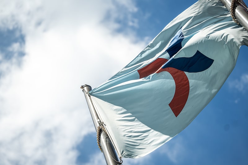 La bandera de Hong Kong Exchanges and Clearing Ltd. en Hong Kong. Fotógrafo: Lam Yik/Bloomberg. La bandera de Hong Kong Exchanges and Clearing Ltd. en Hong Kong. Fotógrafo: Lam Yik/Bloomberg.