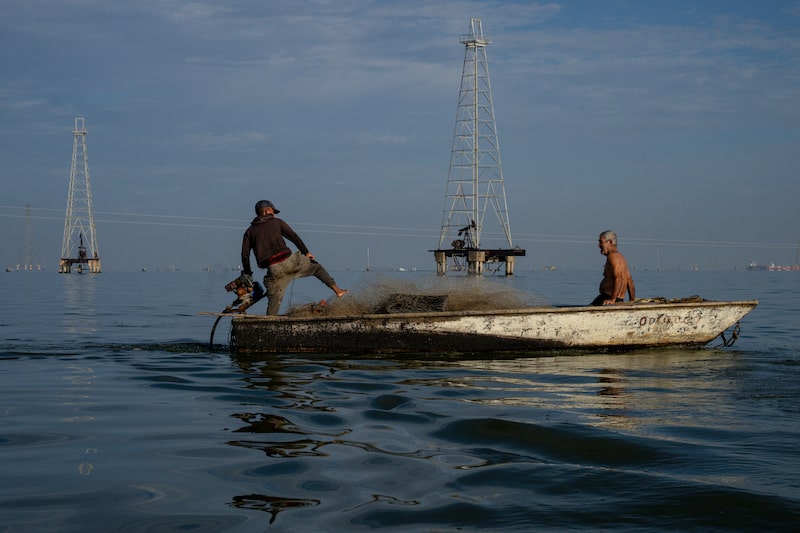 Fishermen drive past Petroleos de Venezuela SA (PDVSA) oil rigs on Lake Maracaibo in Cabimas, Zulia state, Venezuela, on Sept. 4. Photographer: Gaby Oraa/Bloomberg Fishermen drive past Petroleos de Venezuela SA (PDVSA) oil rigs on Lake Maracaibo in Cabimas, Zulia state, Venezuela, on Sept. 4. Photographer: Gaby Oraa/Bloomberg