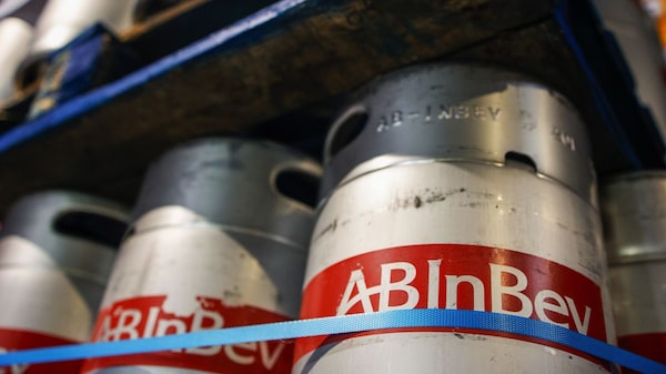 AB InBev cresce menos que o esperado em volumes com demanda fraca na China e nos EUA AB InBev cresce menos que o esperado em volumes com demanda fraca na China e nos EUA
