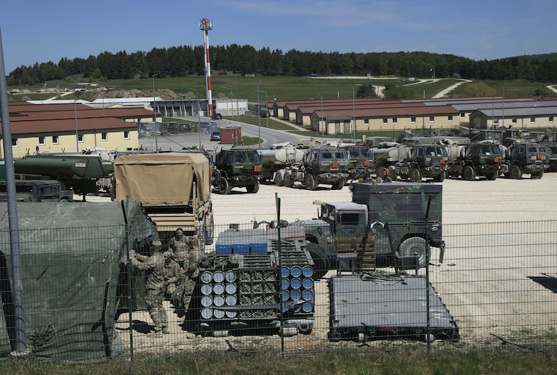 En esta fotografía tomada a través de un cristal, soldados y equipo se encuentran en el Centro Multinacional Conjunto de Preparación del 7.º Comando de Entrenamiento del Ejército de EE.UU. el 30 de abril de 2026 en Hohenfels, Alemania. En esta fotografía tomada a través de un cristal, soldados y equipo se encuentran en el Centro Multinacional Conjunto de Preparación del 7.º Comando de Entrenamiento del Ejército de EE.UU. el 30 de abril de 2026 en Hohenfels, Alemania.
