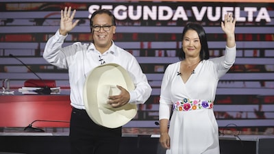 Sánchez revive el legado de Castillo en una reñida segunda vuelta en Perú contra Fujimori Sánchez revive el legado de Castillo en una reñida segunda vuelta en Perú contra Fujimori