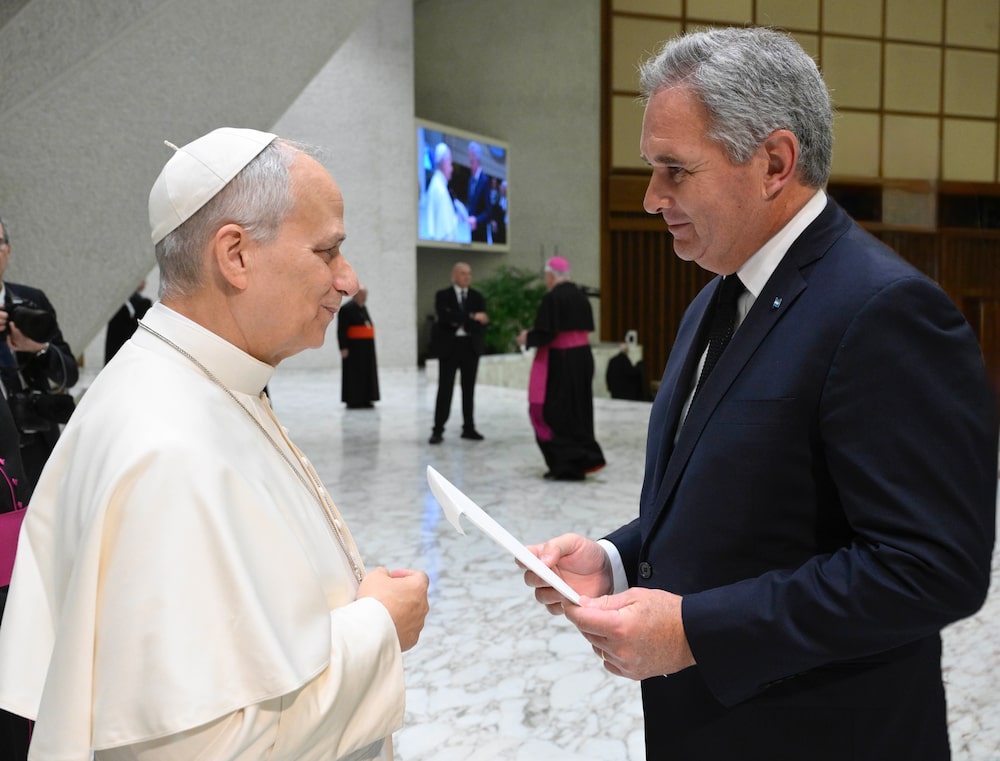 Pablo Quirno, canciller argentino, extiende al Papa León XIV la invitación formal del presidente Javier Milei para que visite el país. Pablo Quirno, canciller argentino, extiende al Papa León XIV la invitación formal del presidente Javier Milei para que visite el país.