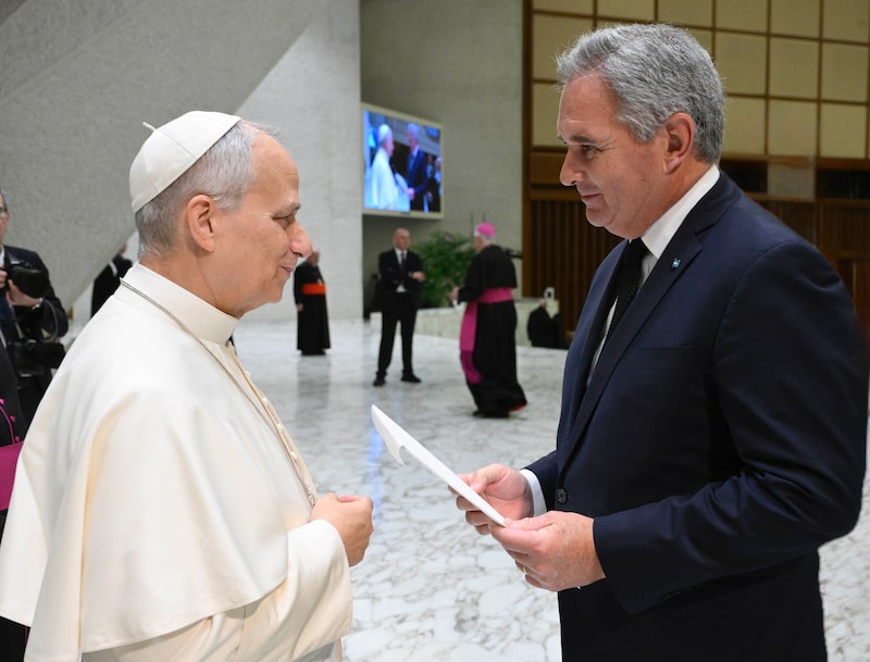 Pablo Quirno, canciller argentino, extiende al Papa León XIV la invitación formal del presidente Javier Milei para que visite el país. Pablo Quirno, canciller argentino, extiende al Papa León XIV la invitación formal del presidente Javier Milei para que visite el país.