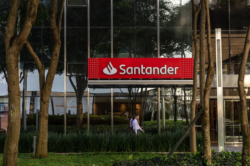 Santander Brasil Troubles Push Value Gap With Parent to Record Santander Brasil Troubles Push Value Gap With Parent to Record