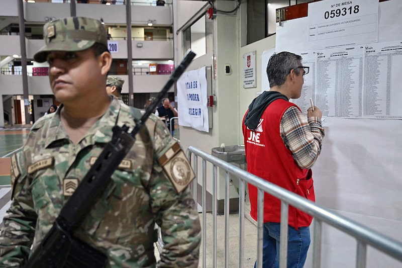 Un miembro del personal electoral revisa el censo electoral justo antes de la apertura de las urnas durante la segunda vuelta de las elecciones presidenciales en un colegio electoral de Lima, el 7 de junio de 2026. Un miembro del personal electoral revisa el censo electoral justo antes de la apertura de las urnas durante la segunda vuelta de las elecciones presidenciales en un colegio electoral de Lima, el 7 de junio de 2026.