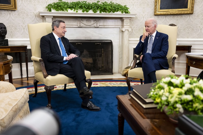 El presidente de Estados Unidos, Joe Biden, a la derecha, se reúne con Mario Draghi, primer ministro de Italia, en el Despacho Oval de la Casa Blanca en Washington, D.C., Estados Unidos, el martes 10 de mayo de 2022. Draghi está presionando para que la UE prohíba las importaciones de petróleo ruso y ha respaldado el envío de armas pesadas a Ucrania, algo a lo que se resisten gran parte de su coalición de gobierno en medio de los fuertes lazos históricos de Italia con Rusia. Fotógrafo: Doug Mills/The New York Times/Bloomberg El presidente de Estados Unidos, Joe Biden, a la derecha, se reúne con Mario Draghi, primer ministro de Italia, en el Despacho Oval de la Casa Blanca en Washington, D.C., Estados Unidos, el martes 10 de mayo de 2022. Draghi está presionando para que la UE prohíba las importaciones de petróleo ruso y ha respaldado el envío de armas pesadas a Ucrania, algo a lo que se resisten gran parte de su coalición de gobierno en medio de los fuertes lazos históricos de Italia con Rusia. Fotógrafo: Doug Mills/The New York Times/Bloomberg
