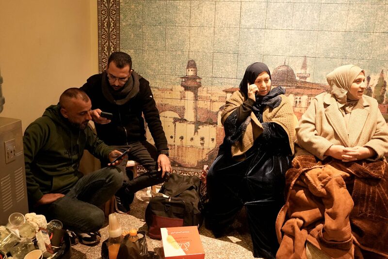 Familiares de palestinos que serán liberados en el marco de la séptima ronda del acuerdo de canje de prisioneros y rehenes entre Hamás e Israel. Familiares de palestinos que serán liberados en el marco de la séptima ronda del acuerdo de canje de prisioneros y rehenes entre Hamás e Israel.