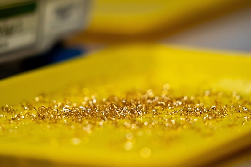 Copos de oro en la casa de la moneda polaca, también conocida como Mennica Polska SA, en Varsovia, Polonia. Copos de oro en la casa de la moneda polaca, también conocida como Mennica Polska SA, en Varsovia, Polonia.