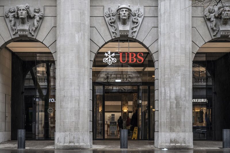 Agência do UBS em Zurique, na Suíça: reestruturação continua um ano após aquisição do Credit Suisse (Foto: Pascal Mora/Bloomberg) Agência do UBS em Zurique, na Suíça: reestruturação continua um ano após aquisição do Credit Suisse (Foto: Pascal Mora/Bloomberg)