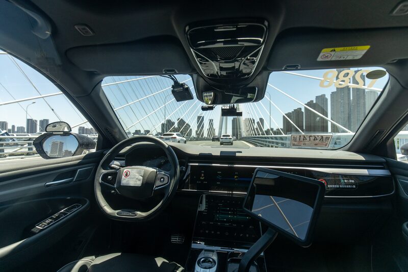 Modelo de robô-táxi da Baidu em Wuhan, na China, em circulação em 2024 Modelo de robô-táxi da Baidu em Wuhan, na China, em circulação em 2024