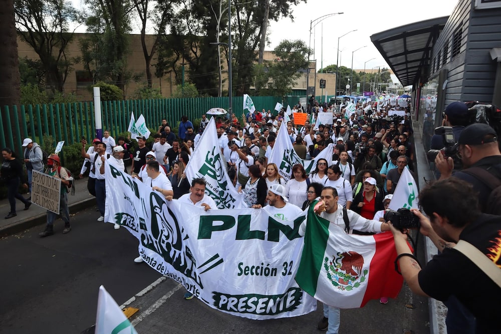 Trabajadores del IMSS protestan en inmediaciones del Centro Médico Siglo XXI, el miércoles 21 de octubre, Ciudad de México. Trabajadores del IMSS protestan en inmediaciones del Centro Médico Siglo XXI, el miércoles 21 de octubre, Ciudad de México.