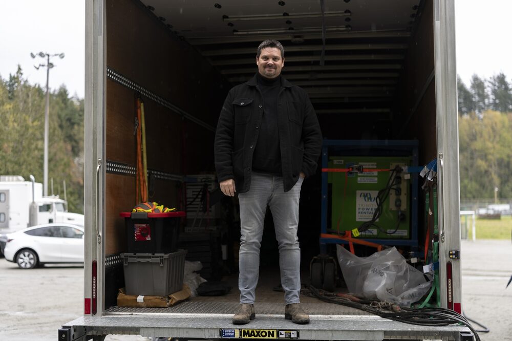 Rob Fairbridge, coordinador de transporte en el plató, ha tenido que ayudar a los conductores a aprender a lidiar con cargadores de VE poco fiables y con la ansiedad por la autonomía. de los vehículos. Fotógrafo: Paige Taylor White/Bloomberg Rob Fairbridge, coordinador de transporte en el plató, ha tenido que ayudar a los conductores a aprender a lidiar con cargadores de VE poco fiables y con la ansiedad por la autonomía. de los vehículos. Fotógrafo: Paige Taylor White/Bloomberg