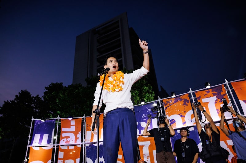 Pita Limjaroenrat, líder del Partido Move Forward, da un discurso durante un acto de campaña en Bangkok, Tailandia, el sábado 22 de abril de 2023. Pita Limjaroenrat, líder del Partido Move Forward, da un discurso durante un acto de campaña en Bangkok, Tailandia, el sábado 22 de abril de 2023.
