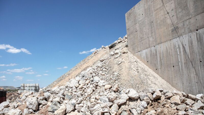 Empresa apoiada por Bezos e Gates vai investir US$ 1 bi em projeto de lítio no Congo Empresa apoiada por Bezos e Gates vai investir US$ 1 bi em projeto de lítio no Congo