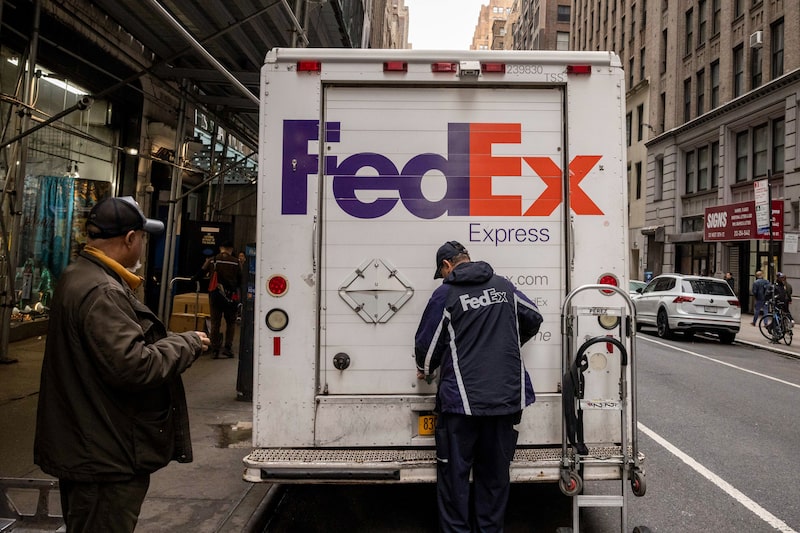 Un trabajador abre un camión de FedEx en Nueva York. Fotógrafo: Yuki Iwamura/Bloomberg Un trabajador abre un camión de FedEx en Nueva York. Fotógrafo: Yuki Iwamura/Bloomberg