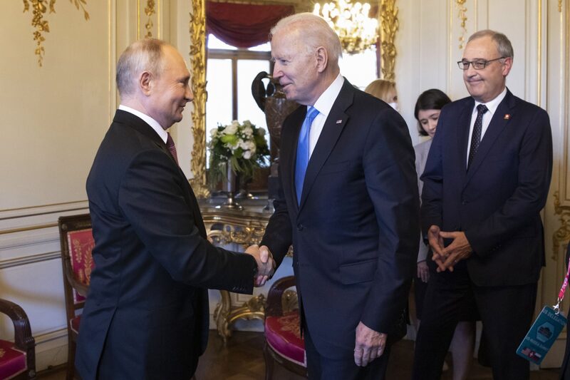 Vladimir Putin, presidente de Rusia; y el presidente de Estados Unidos, Joe Biden; se dan la mano mientras Guy Parmelin, presidente de Suiza, observa el inicio de la cumbre entre ambos países en Villa La Grange, en Ginebra, en junio. Vladimir Putin, presidente de Rusia; y el presidente de Estados Unidos, Joe Biden; se dan la mano mientras Guy Parmelin, presidente de Suiza, observa el inicio de la cumbre entre ambos países en Villa La Grange, en Ginebra, en junio.