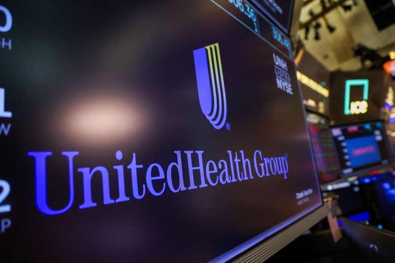 Señalización de UnitedHealth Group en el piso de remates de la Bolsa de Valores de Nueva York. Señalización de UnitedHealth Group en el piso de remates de la Bolsa de Valores de Nueva York.
