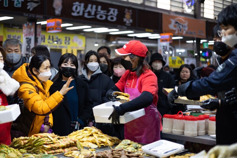 Los responsables políticos de Corea del Sur deben considerar el impacto en la economía y la estabilidad financiera de sus esfuerzos para frenar la inflación, según el gobernador del banco central, Rhee Chang-yong, señalando una recalibración a medida que el ciclo de endurecimiento llega a su fin. Los responsables políticos de Corea del Sur deben considerar el impacto en la economía y la estabilidad financiera de sus esfuerzos para frenar la inflación, según el gobernador del banco central, Rhee Chang-yong, señalando una recalibración a medida que el ciclo de endurecimiento llega a su fin.