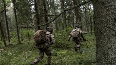 Sem emprego, jovens britânicos recorrem ao serviço militar em busca de renda e futuro Sem emprego, jovens britânicos recorrem ao serviço militar em busca de renda e futuro