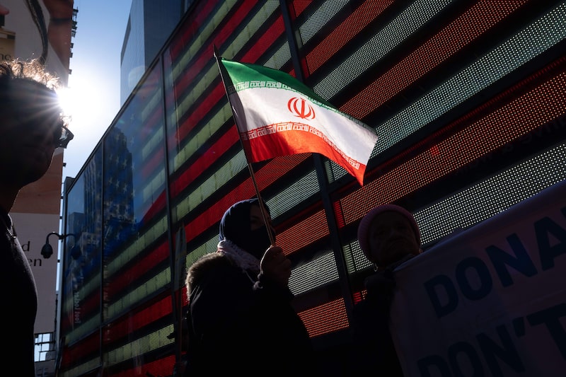 Un manifestante sostiene una bandera nacional iraní durante una protesta contra la guerra en Irán, en Times Square, Nueva York, EE.UU., el sábado 28 de febrero de 2026. Un manifestante sostiene una bandera nacional iraní durante una protesta contra la guerra en Irán, en Times Square, Nueva York, EE.UU., el sábado 28 de febrero de 2026.