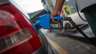El alza del petróleo ya golpea a la gasolina en América Latina y así responden los Gobiernos El alza del petróleo ya golpea a la gasolina en América Latina y así responden los Gobiernos