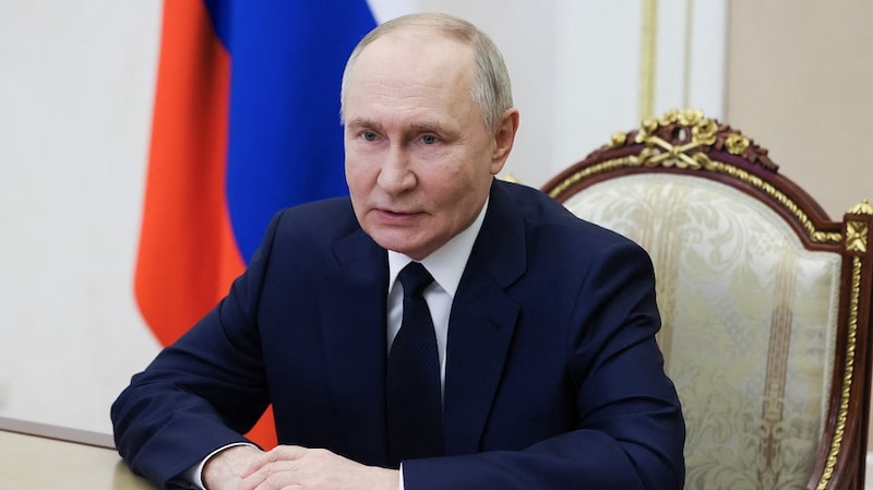 El Kremlin confirmó que Putin y Trump hablarán por teléfono el martes en medio de la presión de EE.UU. para un alto al fuego de 30 días que Ucrania ya ha dicho que aceptará. El Kremlin confirmó que Putin y Trump hablarán por teléfono el martes en medio de la presión de EE.UU. para un alto al fuego de 30 días que Ucrania ya ha dicho que aceptará.
