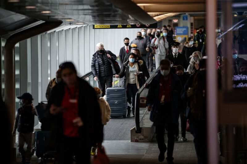 Viajeros entran en el Aeropuerto Internacional Toronto Pearson en Toronto, Ontario, Canadá, el jueves 16 de diciembre de 2021. Viajeros entran en el Aeropuerto Internacional Toronto Pearson en Toronto, Ontario, Canadá, el jueves 16 de diciembre de 2021.