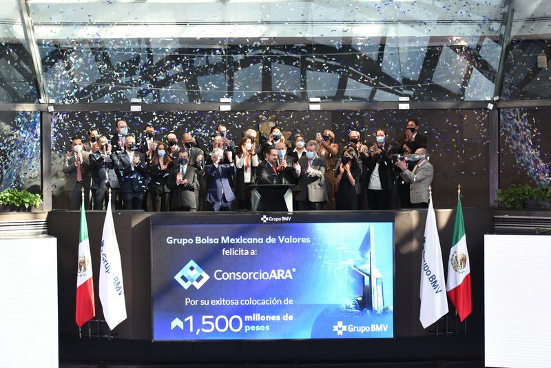 La Bolsa Mexicana cuenta con 10 a 12 empresas que estarían colocando entre MXN$30.000 y $40.000 millones hacia el cierre de año. La Bolsa Mexicana cuenta con 10 a 12 empresas que estarían colocando entre MXN$30.000 y $40.000 millones hacia el cierre de año.
