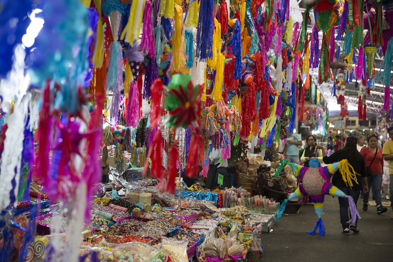 Holiday Shoppers At The Jamaica Market As Retail Sales Rise Holiday Shoppers At The Jamaica Market As Retail Sales Rise