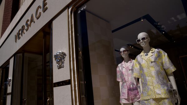 Prada se aproxima da aprovação de acordo de € 1,25 bi pela Versace, dizem fontes Prada se aproxima da aprovação de acordo de € 1,25 bi pela Versace, dizem fontes