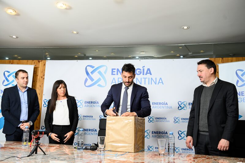 Autoridades de IEASA y del Ministerio de Economía de Argentina recibieron ofertas de cinco empresas. Autoridades de IEASA y del Ministerio de Economía de Argentina recibieron ofertas de cinco empresas.