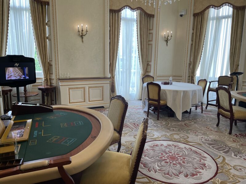 Una cámara (arriba a la derecha) en una de las salas de juego privadas del casino puede detectar quién acaba de entrar. Fotografía: Parmy Olson/Bloomberg Una cámara (arriba a la derecha) en una de las salas de juego privadas del casino puede detectar quién acaba de entrar. Fotografía: Parmy Olson/Bloomberg