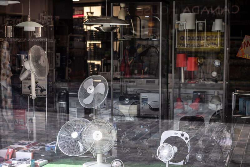 Ventiladores eléctricos en el escaparate de una tienda durante las altas temperaturas en La Bisbal d'Emporda, Girona, España. Ventiladores eléctricos en el escaparate de una tienda durante las altas temperaturas en La Bisbal d'Emporda, Girona, España.