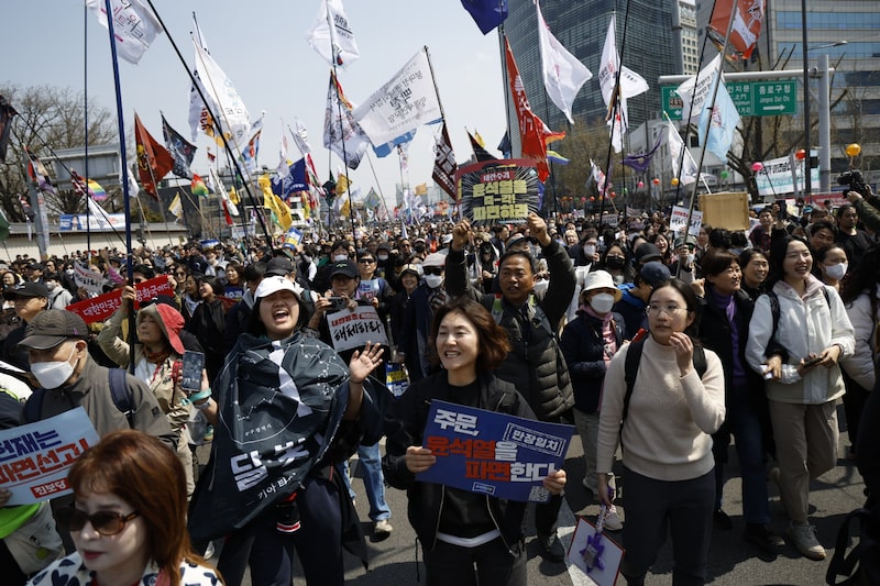 Manifestantes contra el presidente destituido Yoon Suk Yeol marchan después de que el Tribunal Constitucional dictaminara su destitución en Seúl el 4 de abril. Manifestantes contra el presidente destituido Yoon Suk Yeol marchan después de que el Tribunal Constitucional dictaminara su destitución en Seúl el 4 de abril.