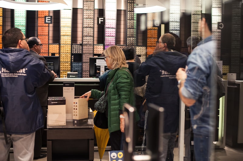 Pessoas em uma loja da Nespresso Pessoas em uma loja da Nespresso