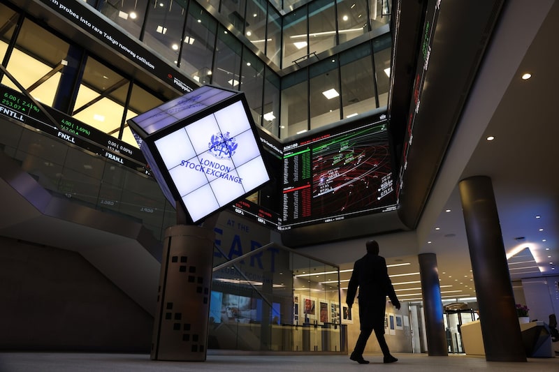 Índice de blue-chips subiu até 1,2%, para 10.046,25 pontos na sexta-feira (2), atingindo um novo recorde Índice de blue-chips subiu até 1,2%, para 10.046,25 pontos na sexta-feira (2), atingindo um novo recorde