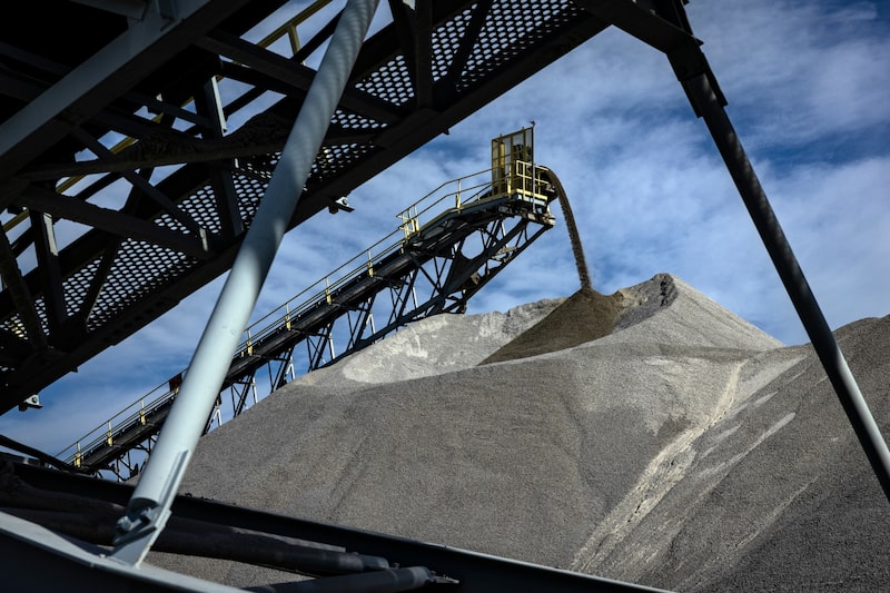 Las cintas transportadoras apilan granito triturado en el área de almacenamiento de la cantera Graham de Vulcan Materials Company en Lorton, Virginia, EE. UU. Las cintas transportadoras apilan granito triturado en el área de almacenamiento de la cantera Graham de Vulcan Materials Company en Lorton, Virginia, EE. UU.