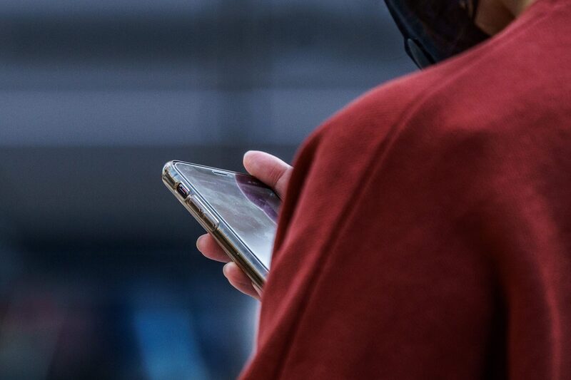 Una persona utiliza un teléfono inteligente. Foto: Lam Yik/Bloomberg Una persona utiliza un teléfono inteligente. Foto: Lam Yik/Bloomberg